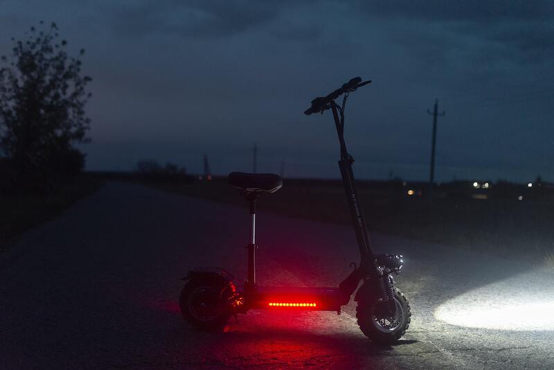 Tuff terränggående scooter med sadel och strålkastare